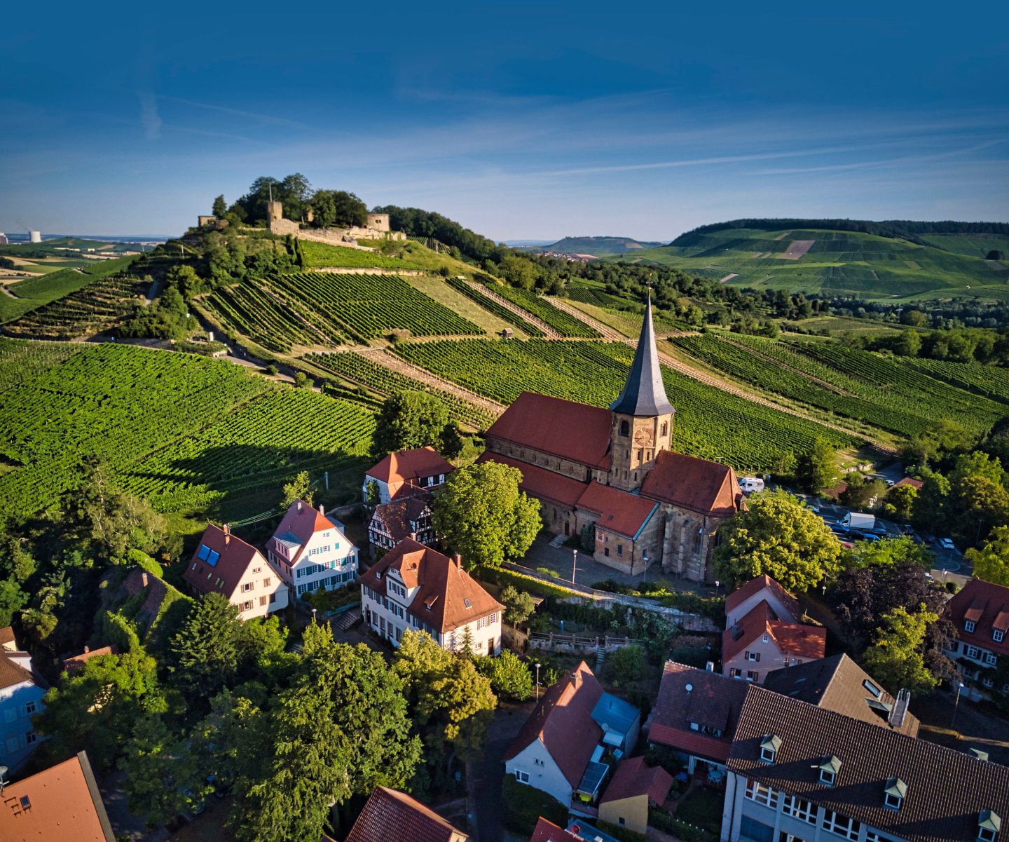 Foto aus der Luft von Johanneskirche und Burgruine Weibertreu