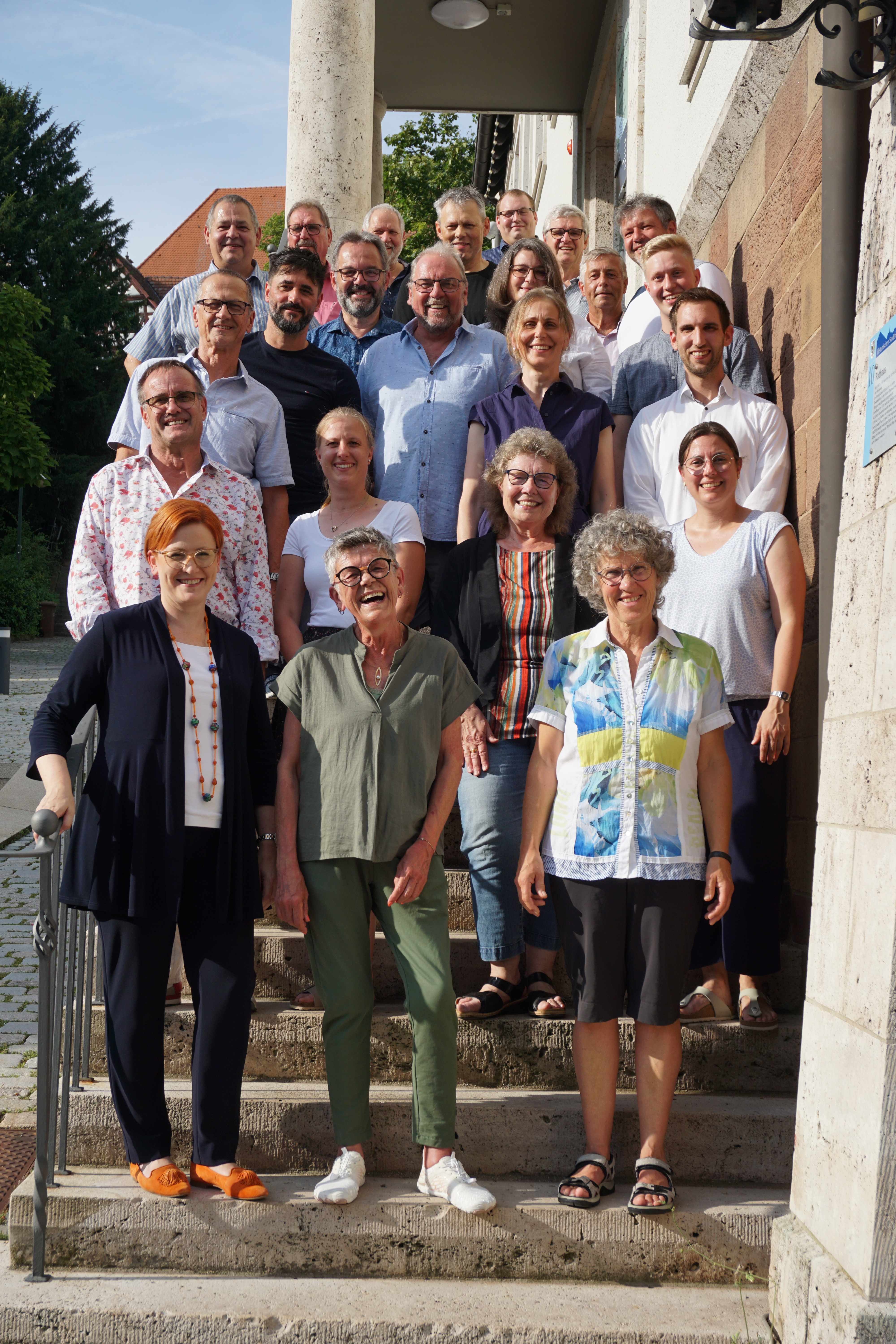 Der neue Gemeinderat auf der Treppe des Rathauses