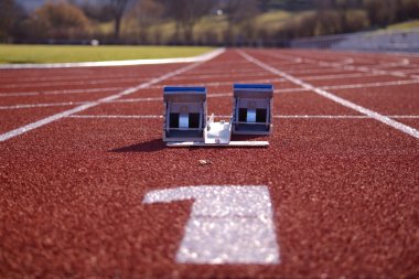 Zu sehen ist ein Startblock auf der Rundumlaufbahn des Sportzentrums am Stämmlesbrunnen