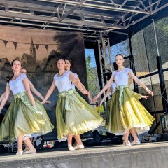 Sechs Balletttänzerinnen auf einer Bühne