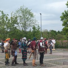 Die Hinrichtung des Grafen Helfenstein Am rechten Rand des Bildes steht der Graf Helfenstein. Er ist von drei Bauern umring, welche ihn Festhalten. Er ist nach der Stürmung der Stadt und seiner Ergreifung ihr Gefangener. Er trägt bunte und aufwändige Kleidung, doch keine Rüstung oder sonstigen Schutz. Die Bauern führen ihn zu den übrigen Aufständischen welche auf der linken Seite des Bildes vor ihnen stehen. Die Aufständischen haben im Abstand gegenüber einander ein langes Spalier gebildet, durch welches sie den Grafen treiben werden (Sogenannter Spießrutenlaufen). Die Bauern tragen einfachere Kleidung, einige tragen Teile von Rüstungen. Bewaffnet sind sie mit spitzen Lanzen. Weitere Bauern stehen zentral im Hintergrund und schauen der bevorstehenden Hinrichtung zu.
