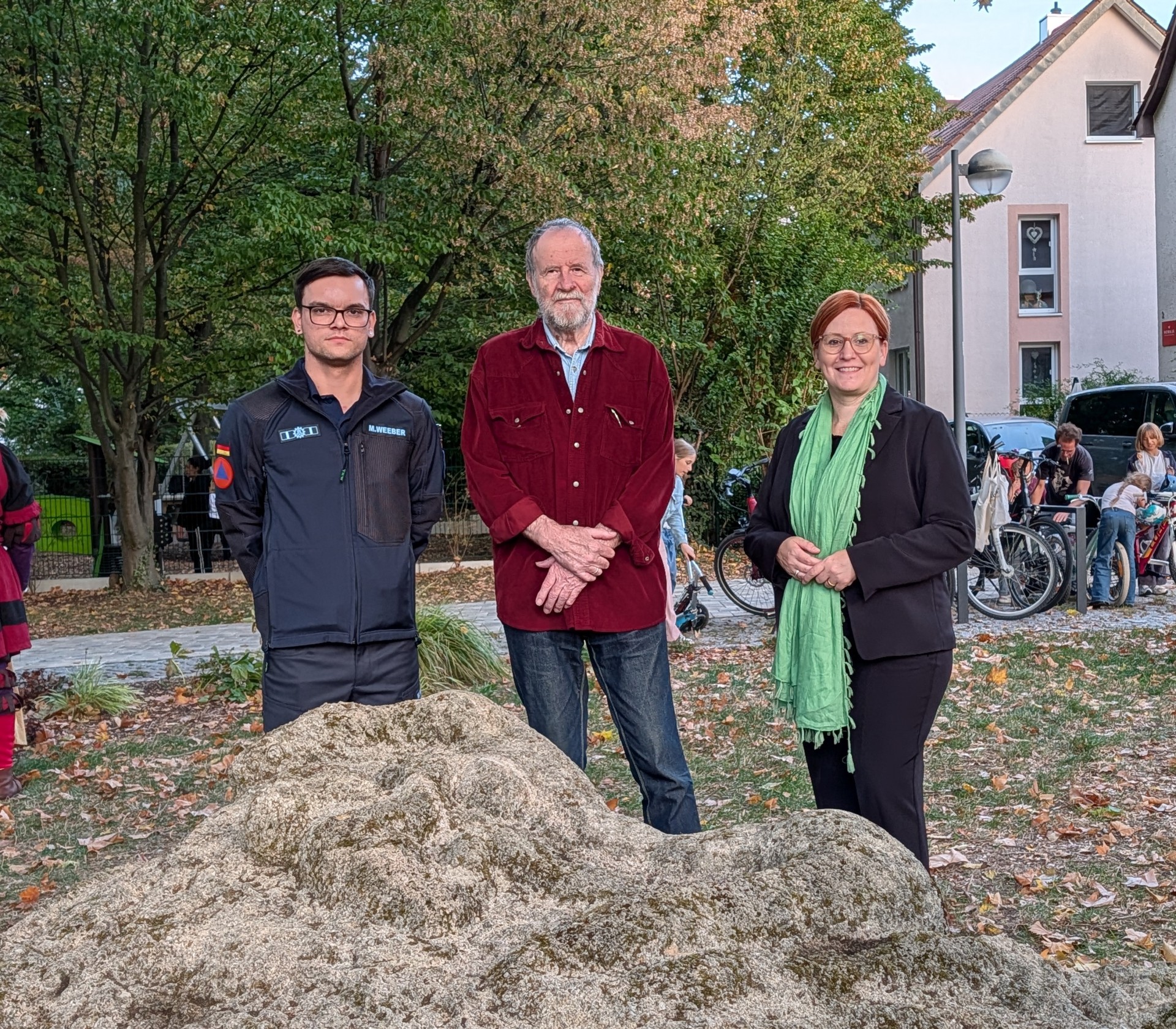 Feier vor Skulptur Feier vor Skulptur