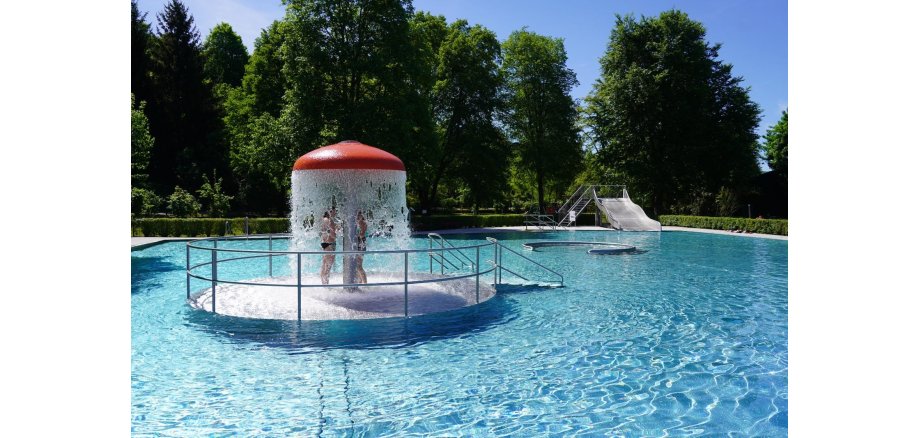 Freibad Weinsberg Becken mit Wasserpilz