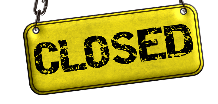 gelbes Schild mit schwarzem Schriftzug geschlossen