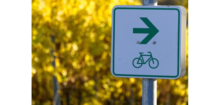 Radweg Schild mit Pfeil nach rechts