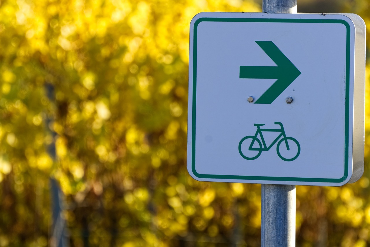 Radweg Schild mit Pfeil nach rechts