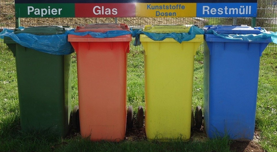 verschieden farbige Recyclingtonnen