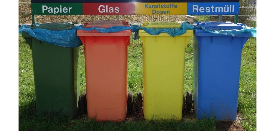 verschieden farbige Recyclingtonnen