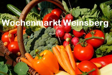 Gemüse im Korb mit Schriftzug in weiß "Wochenmarkt Weinsberg"