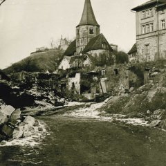 Johanneskirche inmitten von Trümmern