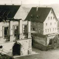  Links Rathausruine, rechts Ruine der Kreisparkasse (vor Abriss des Rathauses 1950)