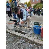 Gunter Demnig bei der Verlegung der Stolpersteine Gunter Demnig bei der Verlegung der Stolpersteine