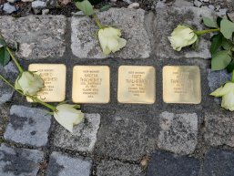 Stolpersteine vor der Stadtmühle