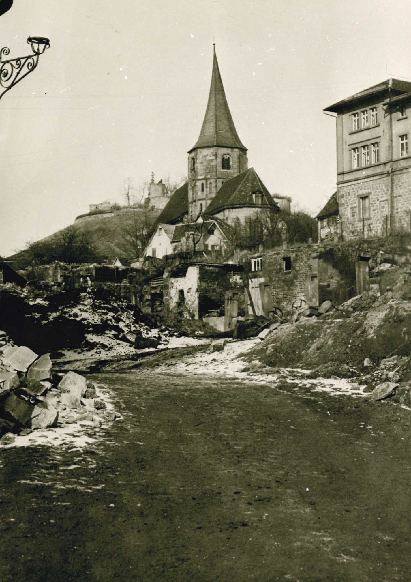 Johanneskirche inmitten von Trümmern