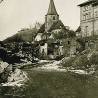 Johanneskirche inmitten von Trümmern Johanneskirche inmitten von Trümmern