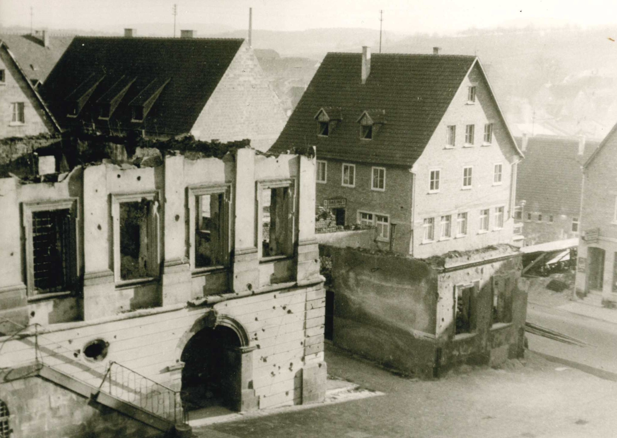  Links Rathausruine, rechts Ruine der Kreisparkasse (vor Abriss des Rathauses 1950)