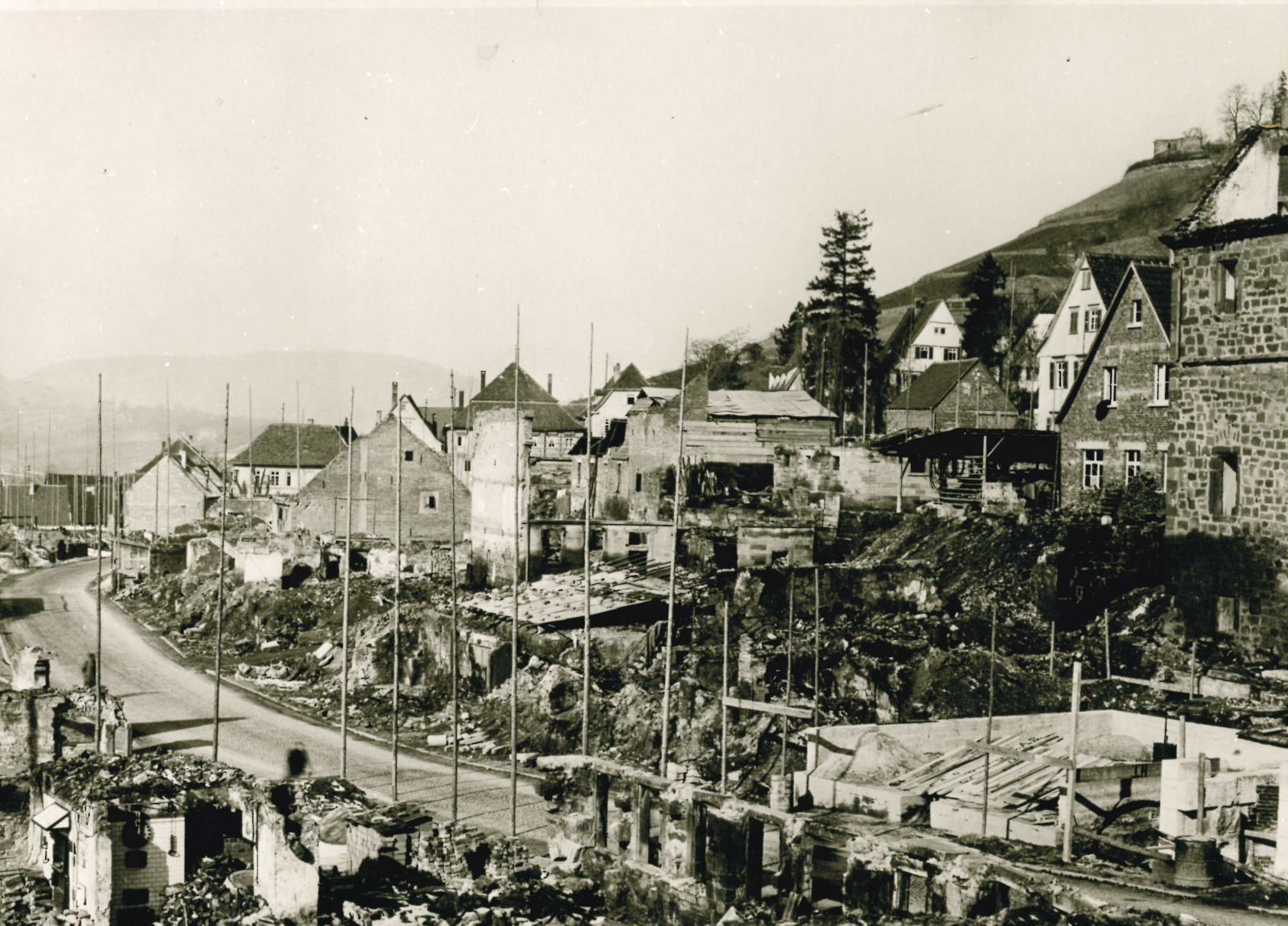  Trümmerfeld oberhalb der Hauptstraße